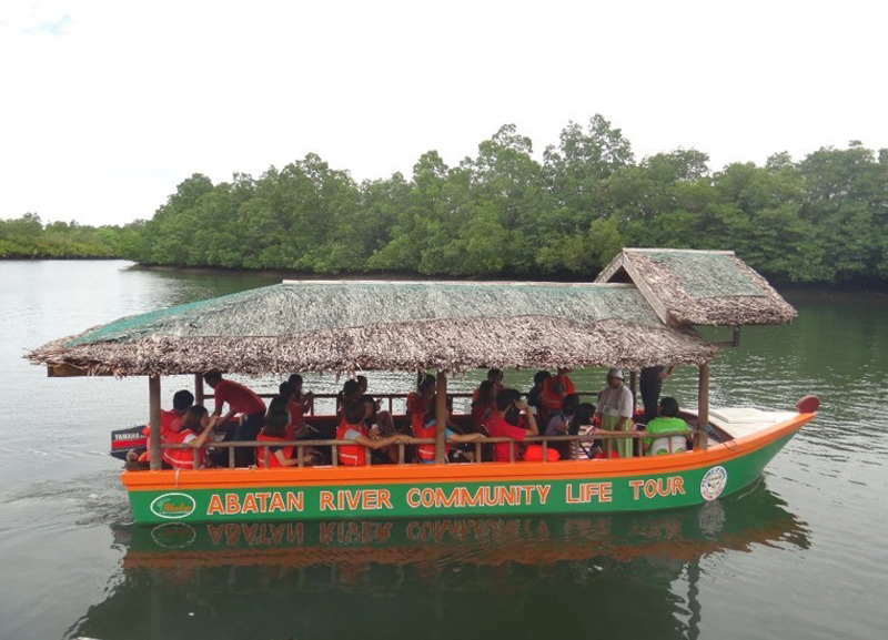 Cruising the river using bandong boat.