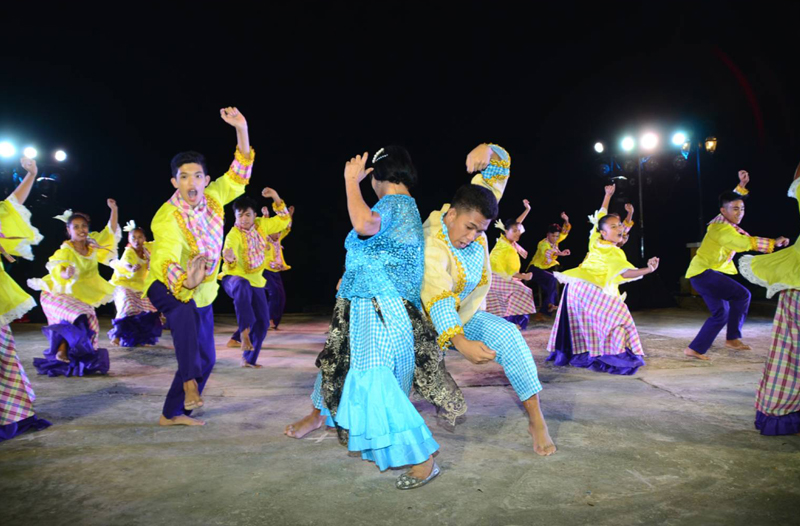 The cultural collectives during their cultural show with the
river and mangroves as its backdrop.

This is the kuradang dance.