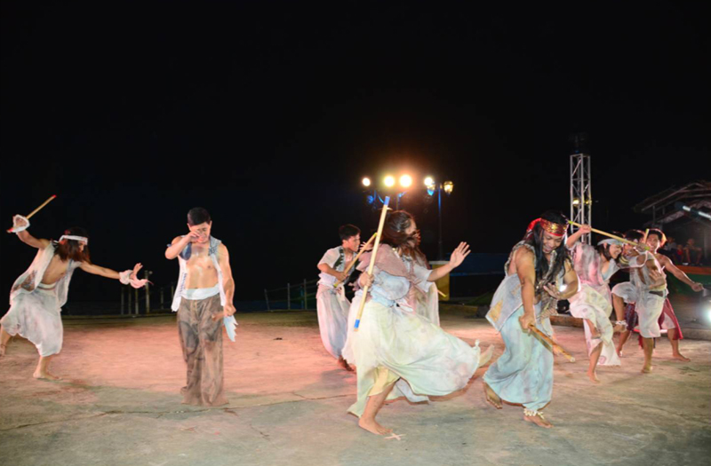 The Kasingsining group in their Dagon sa Hoyohoy. It is a
dance interpretation of the story of Dagohoy who did the
longest revolt in the country.