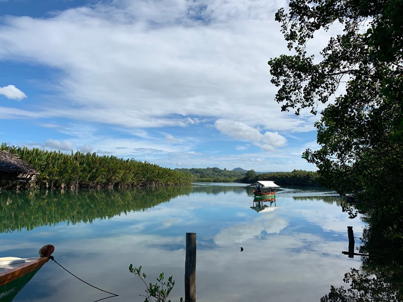 The bandong boat cruising the river.